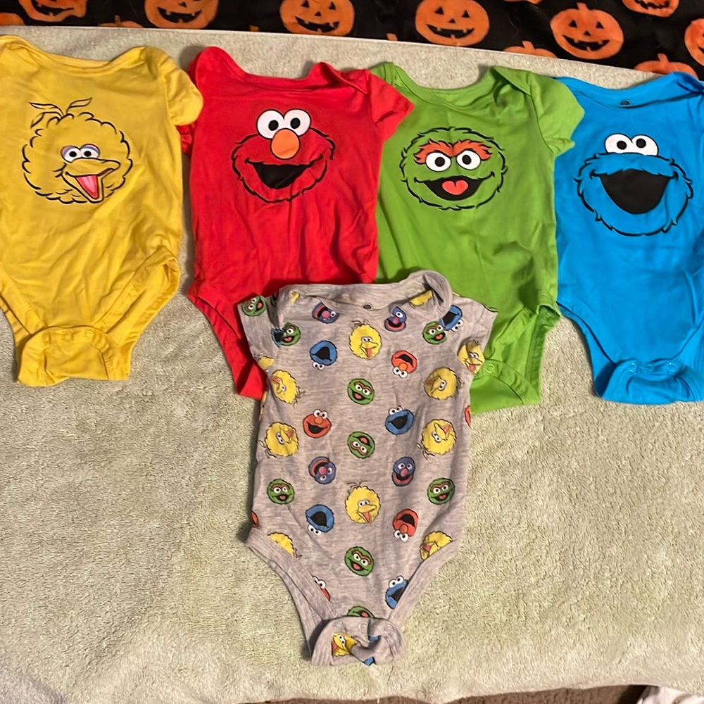 Sesame Street onesie set of 5 onesies size 6-9 mths